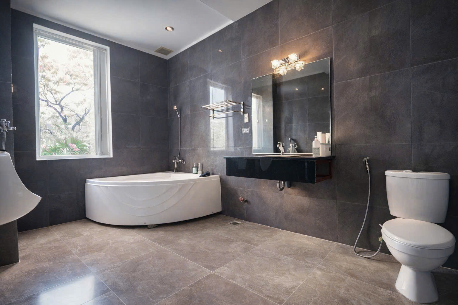 VILLA 6 phòng ngủ, 9 giường, 7wc, cách biển Long Cung 300m